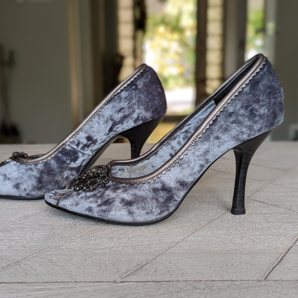 Crushed Velvet Gray-Blue Adorned Pumps🔥